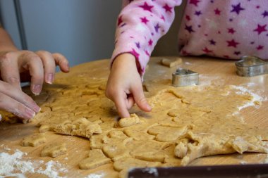Çocuk fırında çerezleri Noel için