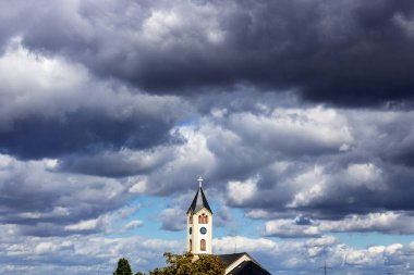 Frankenthal, mavi gökyüzü beyaz bulutlar ile kilisede