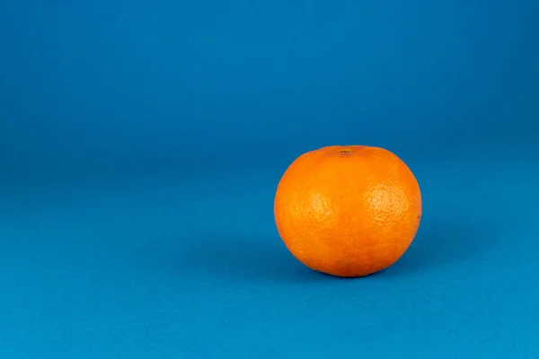 Свіжий Очищений Мандарин Оранжевий Ізольований Синьому Фоні — стокове фото