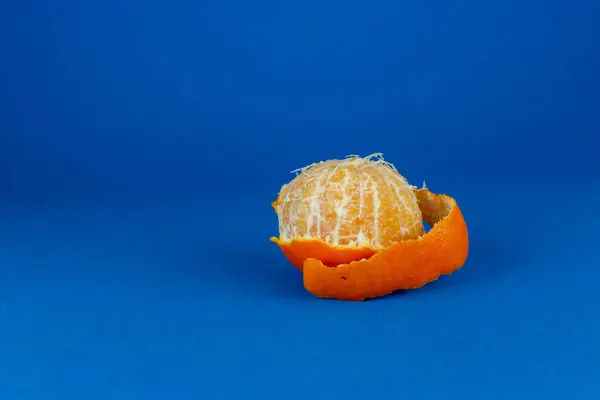 Fresh Peeled Mandarin Orange Isolated Blue Background — Stock Photo, Image