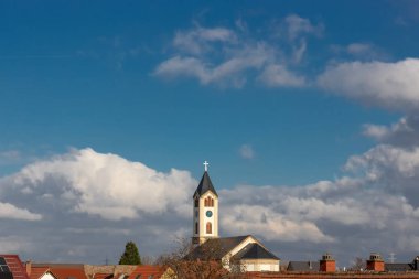 Frankenthal, mavi gökyüzü beyaz bulutlar ile kilisede