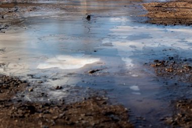 Üstünde belgili tanımlık yol içinde belgili tanımlık kış buz 