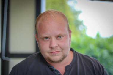 kilolu genç adam sarışın saç portre ile