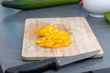 Evde kesme tahtasında biber kesiyorum.