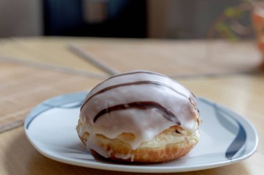 Taze şeker çörekler vanilya krema dolgulu toz 