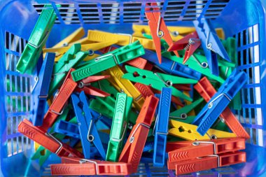 Mavi sepetteki renkli clothespins dönüştürün