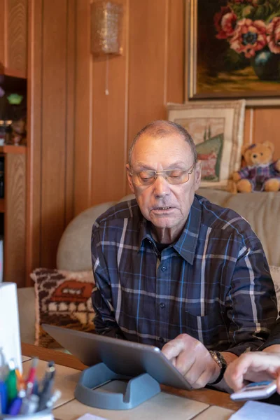 Homem Idoso Focado Usando Tablet Casa — Fotografia de Stock