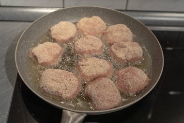 Fotoğraf bir tavada kızarmış köfte kadar kapatın