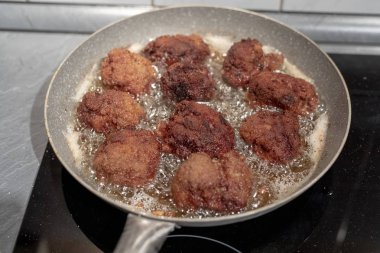 Fotoğraf bir tavada kızarmış köfte kadar kapatın