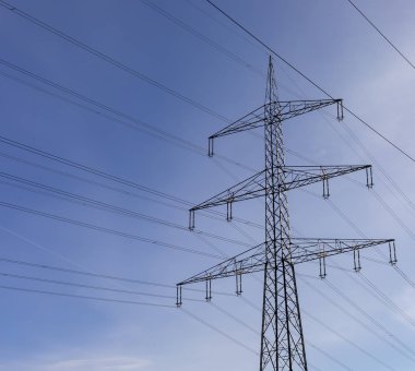 yüksek gerilim sonrası. Almanya'da yüksek gerilim kule gökyüzü arka plan