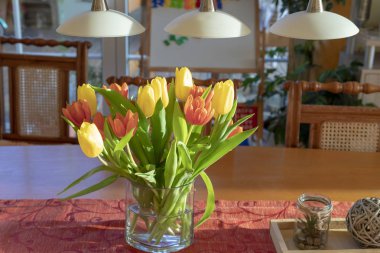 Sarı ve turuncu bahar çiçekleri salon iç