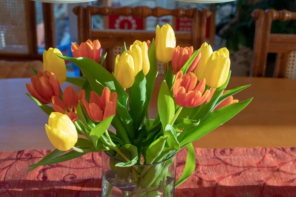 Fleurs Printanières Jaunes Orange Dans Salon Intérieur — Photo