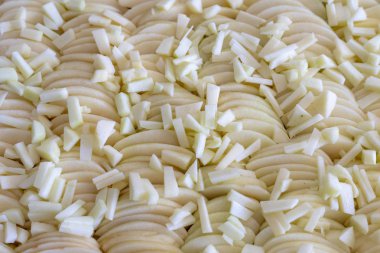 Kadın bir elma kek yapmak. Yakın çekim.