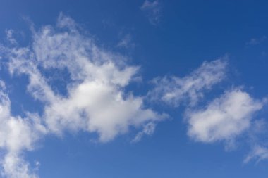 Küçük bulutlu mavi gökyüzü arkaplanı.