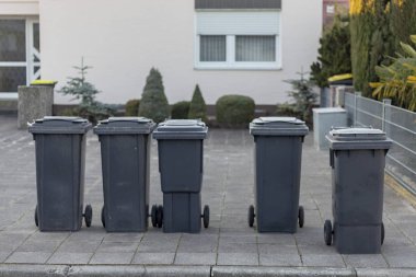 Çöp çöp kamyonu için bekleyen yolda olabilir