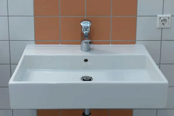 Современный кран и раковина в ванной комнате — стоковое фото