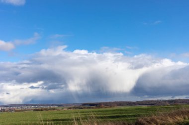 Yeşil alanlar ve mavi gökyüzü hessen Almanya üzerinde 