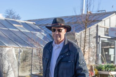 yaşlı 80 artı yıl yaşlı adam portresi açık bir ortamda