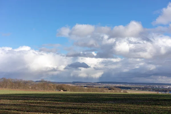 Campos verdes y cielos azules sobre Hesse en Alemania — Foto de Stock