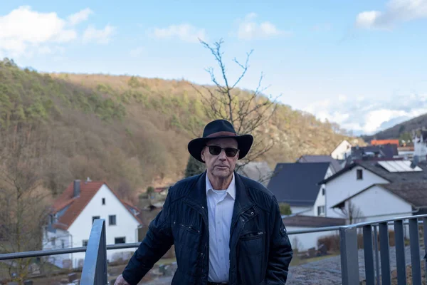 Retrato de hombre mayor de 80 años en un entorno al aire libre —  Fotos de Stock