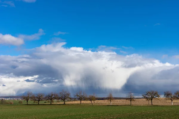 Zelená pole a modrá nebe nad Hesensko v Německu — Stock fotografie