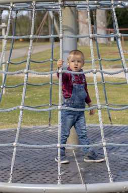 şapkalı çocuk tırmanmaya Park orman jimnastiği 
