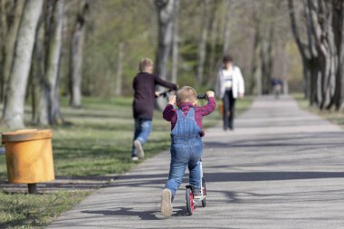 küçük çocuk oyun denge scooter bahar Parkı