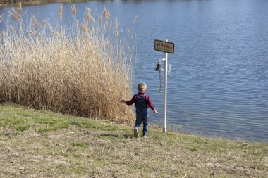 Çocuk parkta gün batımında mavi çan zil 