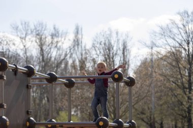  Çocuk oyun alanı çerçeve tırmanma mutlu küçük çocuğa 