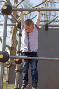 Küçük çocuk orman jimnastiği ip ve pla kask olmadan tırmanma