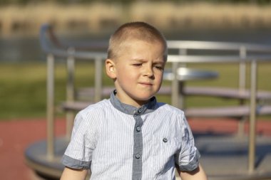 Yaz aylarında şirin küçük çocuk portresi