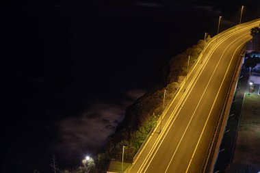 gece karayolu trafiğinden renkli ışık izi
