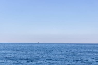 Deniz ufku ve neredeyse açık derin mavi gökyüzü ile Seascape