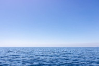 Deniz ufku ve neredeyse açık derin mavi gökyüzü ile Seascape