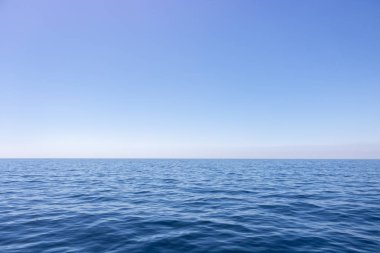 Deniz ufku ve neredeyse açık derin mavi gökyüzü ile Seascape