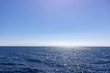 Deniz ufku ve neredeyse açık derin mavi gökyüzü ile Seascape