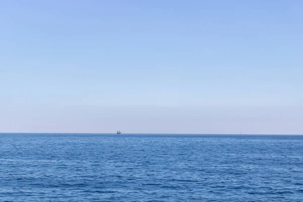 Paisaje marino con horizonte marino y cielo azul profundo casi claro — Foto de Stock