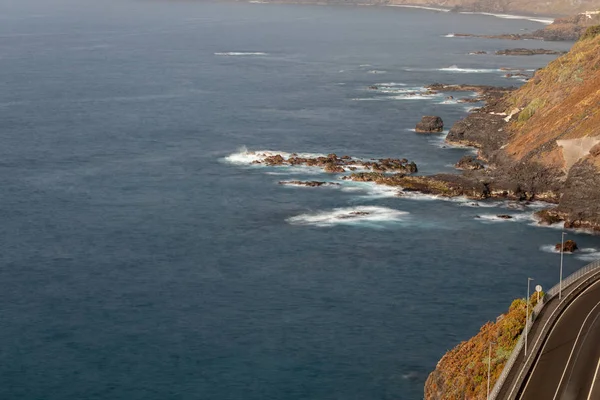 Tenerife adasının kayalık kıyısı 