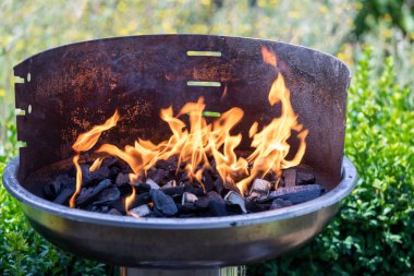 Barbekü ızgarası. Doğada, dışarıda, yakın.