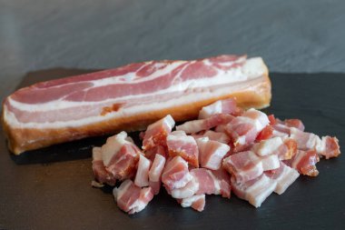 Bir kesme tahtası üzerinde çiğ domuz yağı adet