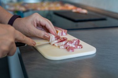 dilim domuz göbeği ve kesme. Çizgili domuz eti veya domuz göbeği