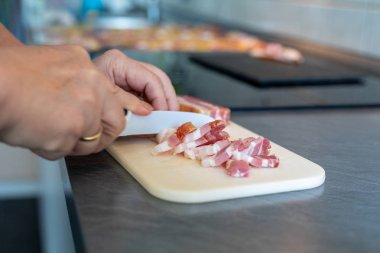 dilim domuz göbeği ve kesme. Çizgili domuz eti veya domuz göbeği