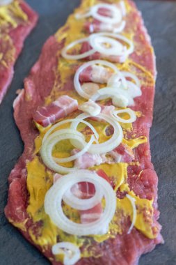 dana rouladen hazırlanması, taze çiğ et hardal ile kaplanmış ve 