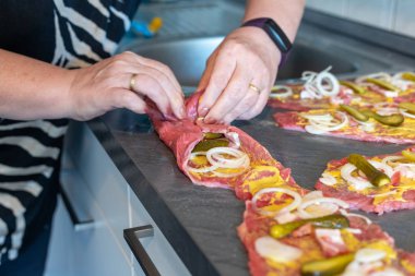 dana rouladen hazırlanması, taze çiğ et hardal ile kaplanmış ve 