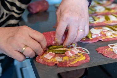 dana rouladen hazırlanması, taze çiğ et hardal ile kaplanmış ve 