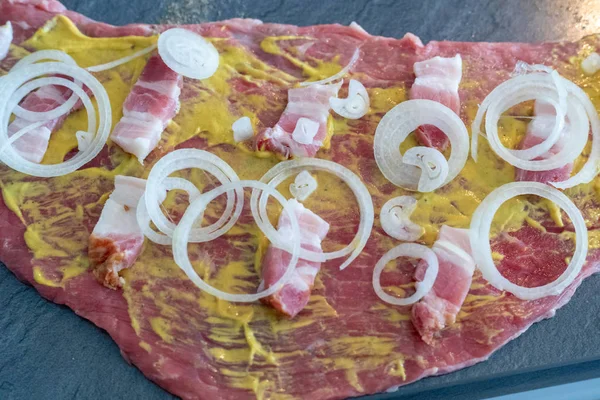 Preparazione di rouladen di manzo, carne fresca cruda ricoperta di senape e — Foto Stock