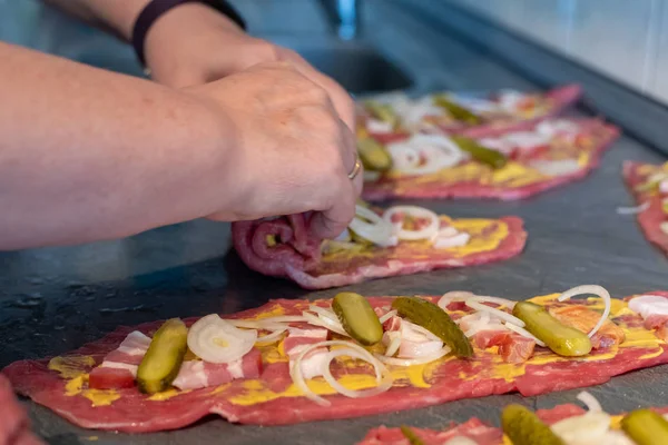 dana rouladen hazırlanması, taze çiğ et hardal ile kaplanmış ve 