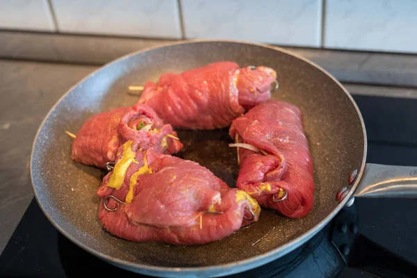 Involtini di manzo, involtini di carne ripieni tedeschi arrosto in una padella sul b — Foto Stock