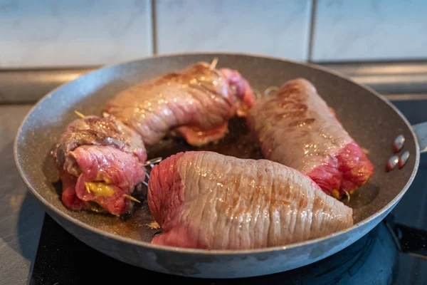 Involtini di manzo, involtini di carne ripieni tedeschi arrosto in una padella sul b — Foto Stock