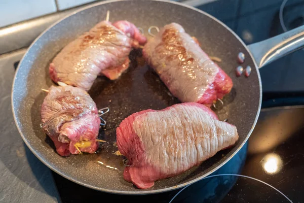 Involtini di manzo, involtini di carne ripieni tedeschi arrosto in una padella sul b — Foto Stock